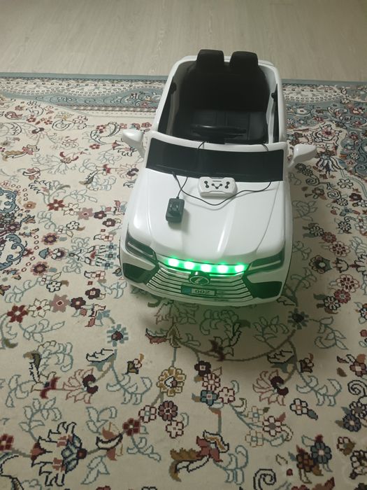 Детская машина на пульте управления