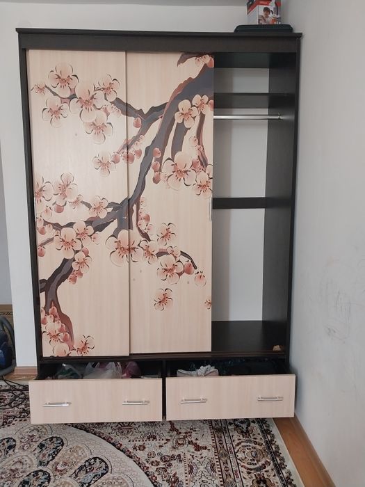 Продаю б/у спальный шкаф(буфет)