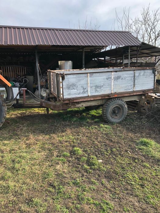 Vand tractor legumicol cu remorca basculabila pe 3 parti