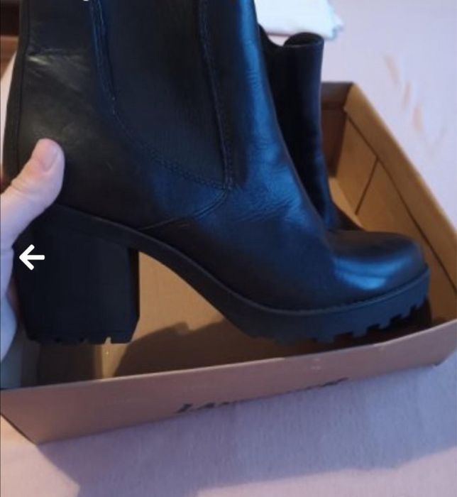 Дамски боти………..