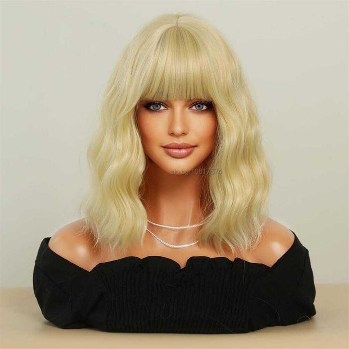 Златисто руса вълнообразна перука с бретон - 40 см