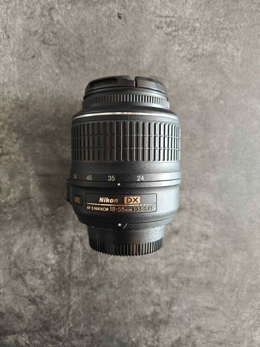 Nikon D3000 DSLR с два обектива (18-55mm и 55-200mm VR) + чанта, батерия и зарядно