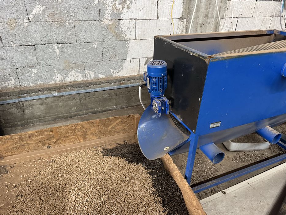 Presa peleti de 60 Kw cu bazincu snec de alimentare si racitor peleti,