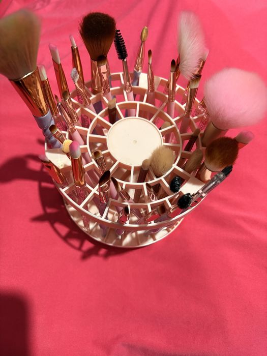 42 бр четки за грим чисто нови и поставка за четки