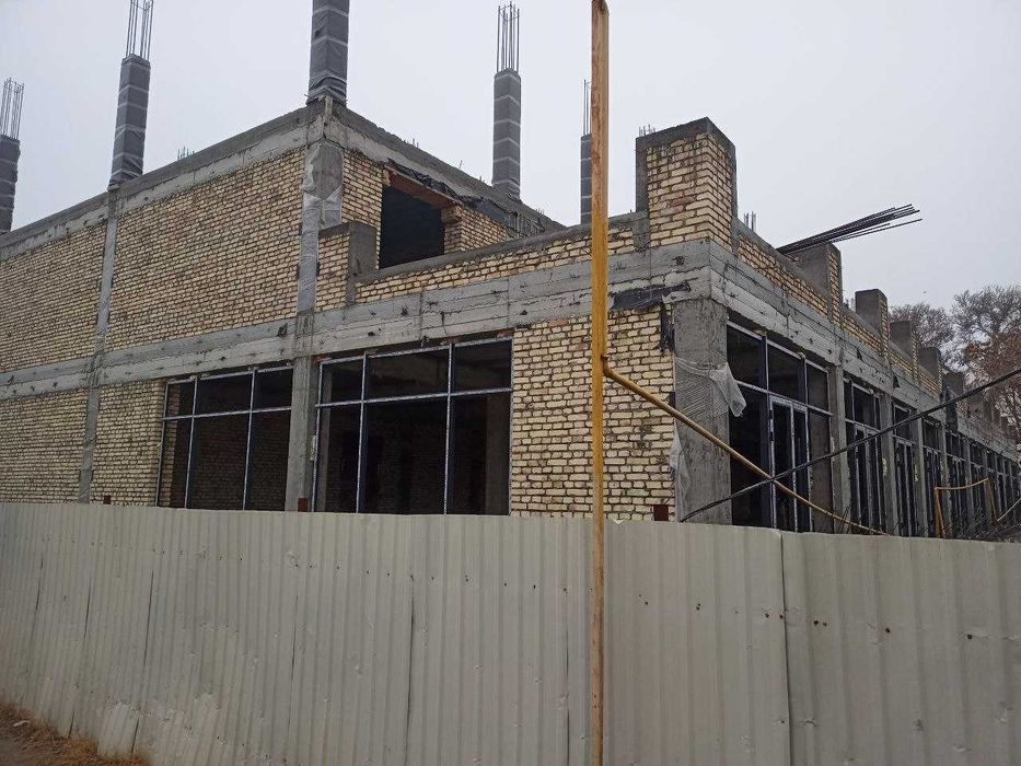 Продаются квартиры и магазины в центре Кагана вдоль дороги.