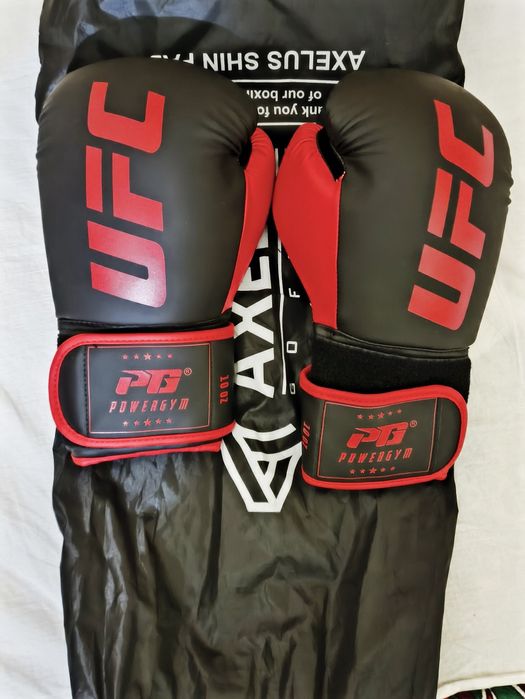 Продаю боксёрские перчатки и футы