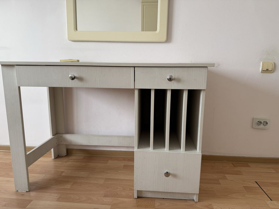 Продам стол письменный и 2 навесные