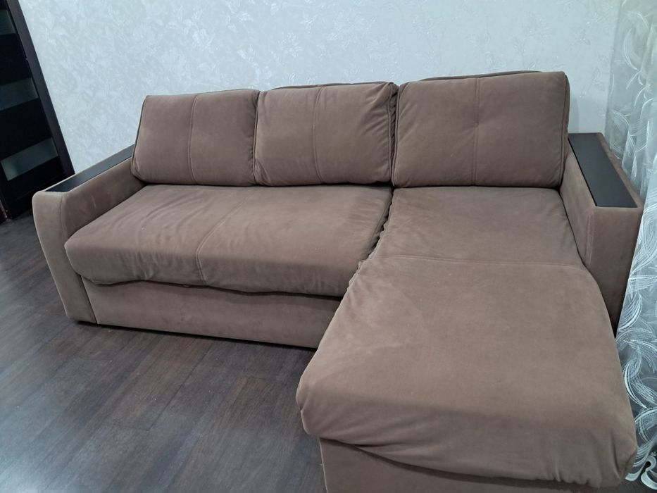 Диван коричневый в хорошем состоянии