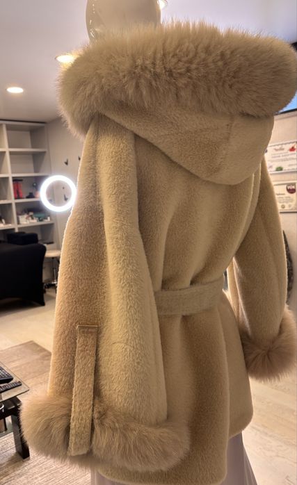 Haina Alcantara cu blana naturala de calitate