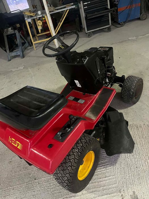 Tractoraș de tuns gazonul