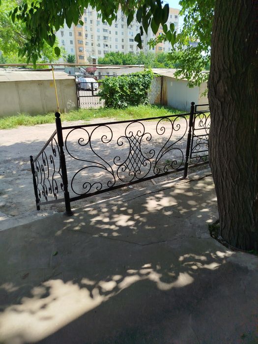 Uy sotiladi. 9 etajlini 1chi etaji 4 hona 5 hona qilingan