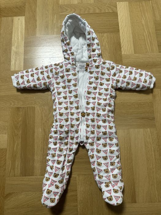 Бебешки трикотажен космонавт на мечета Guess. Размер 6/9м.