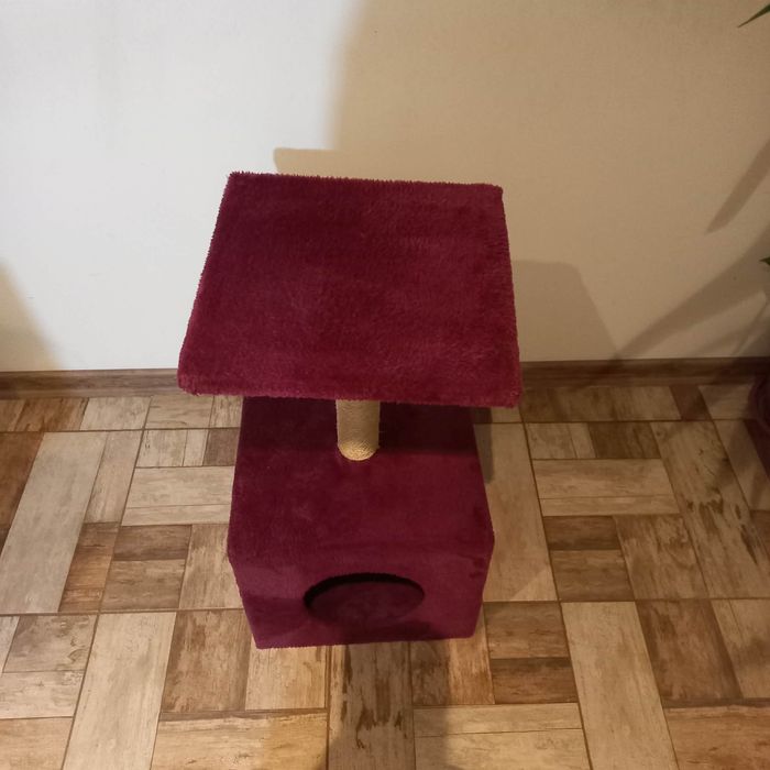 Къщичка за котка с драскалка