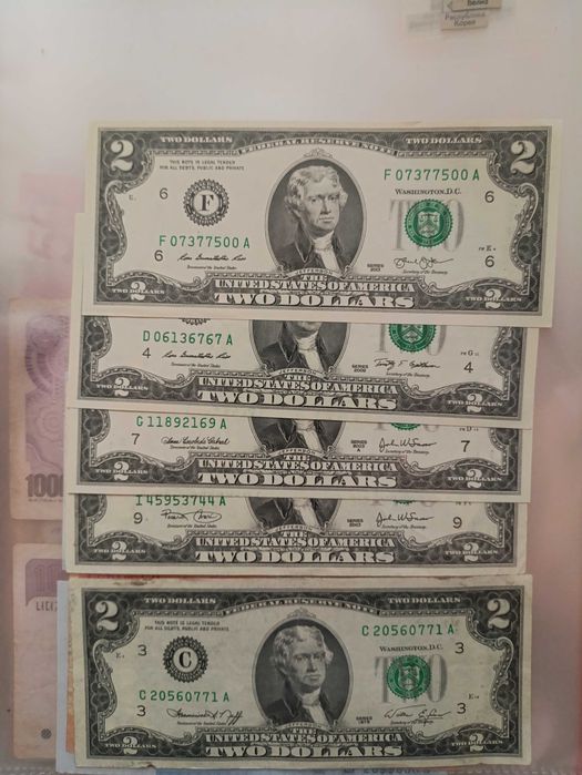 Продается денежные купюры.