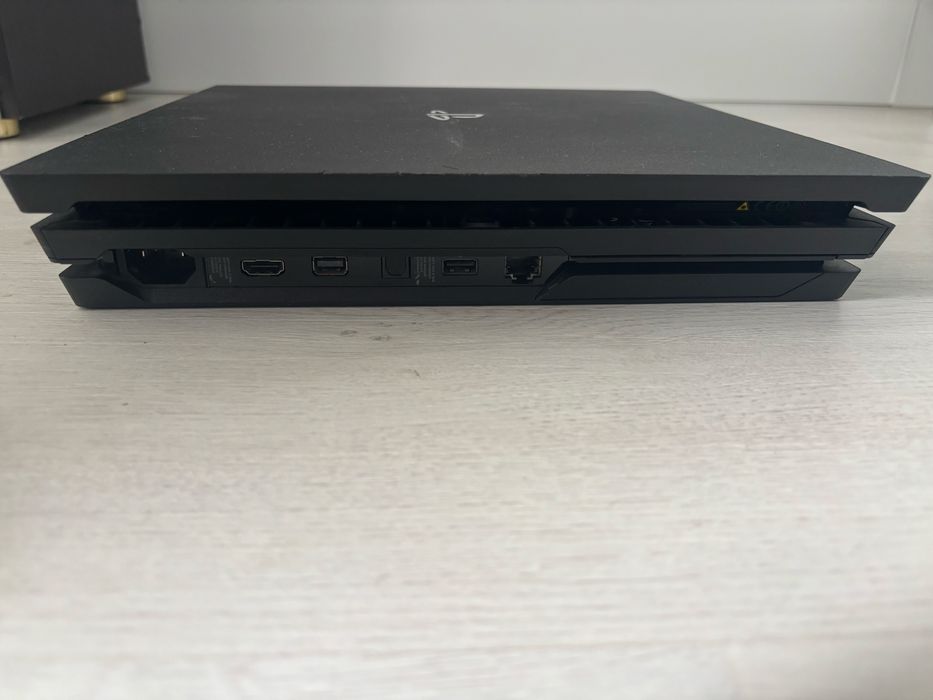 Playstation 4 Pro, 1TB, maneta, cd joc