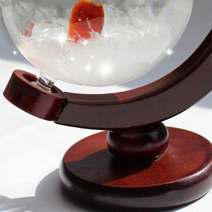 Красив глобус с кристали които предсказват времето