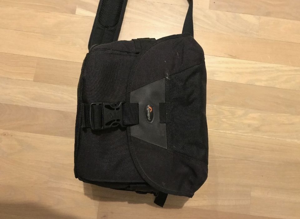 Geanta foto DSLR Lowepro Stealth Reporter D200 AW