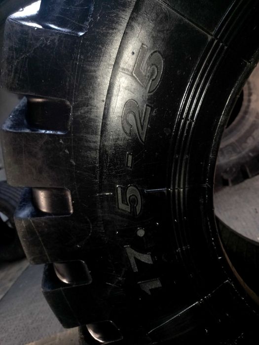 Шины на погрузчик бу 17.5-25