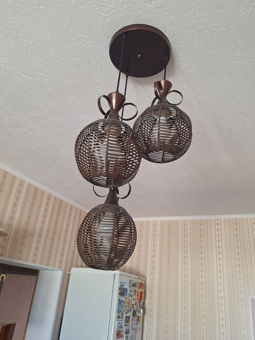 Люстра хорошая б/у