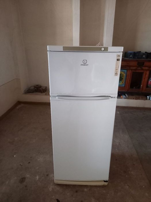 Холодильник Indesit сотилади