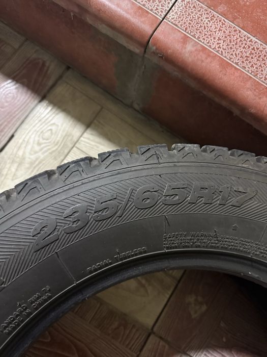 Продам зимние шины 235/64/17