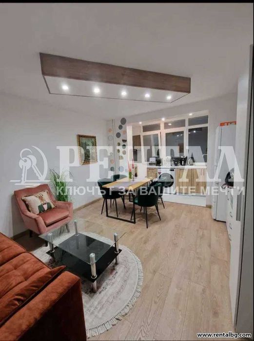 Дава се под наем Тристаен апартамент в Пловдив, Център - 80 кв.м за 510 € - Снимка #1