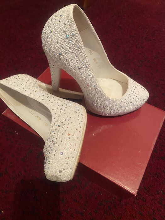 Tufli sotiladi srochno