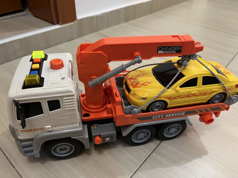 Камион пътна помощ, линейка, военнен камион, багер CAT