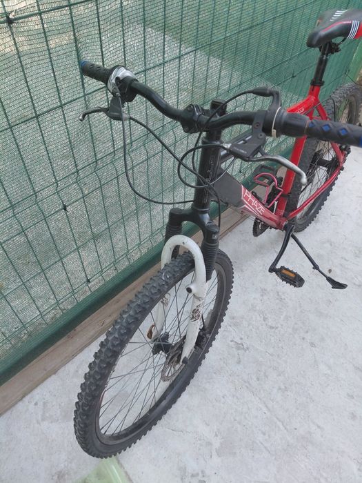 Bicicleta roșie.