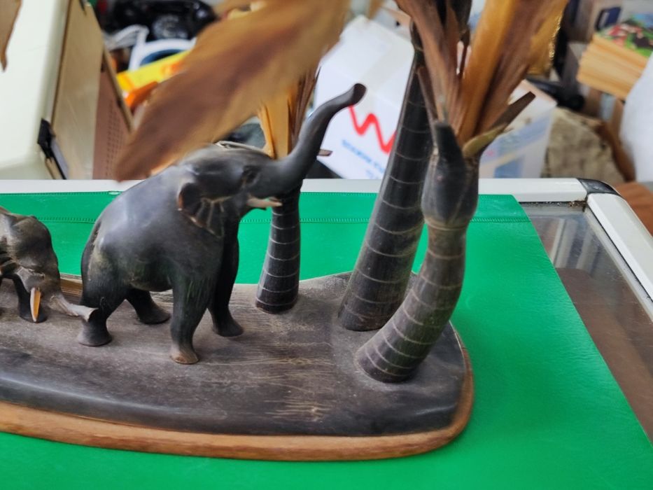 Статуетка от кост рог слончета слон