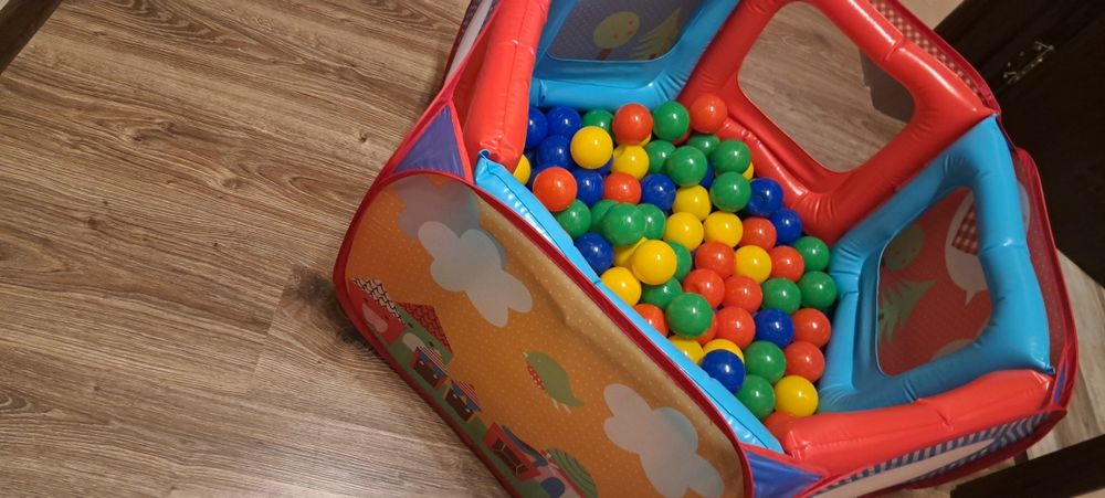 Бебешки неща- сух басейн с топки/музикална гимнастика