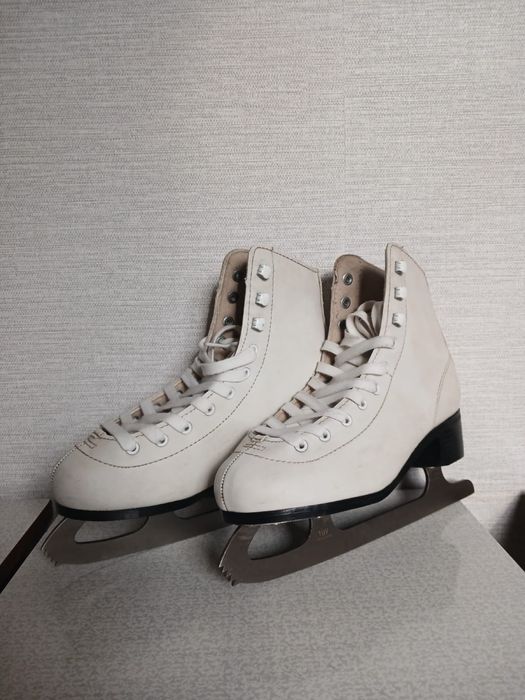 Коньки белые.        .