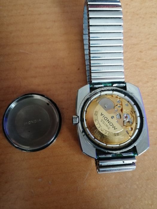 Продавам стар часовник самонавиващ  Mondia top second