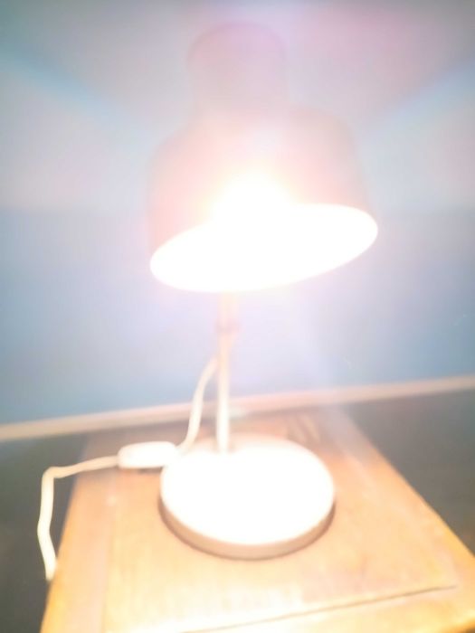 Стара индустриална настолна лампа.