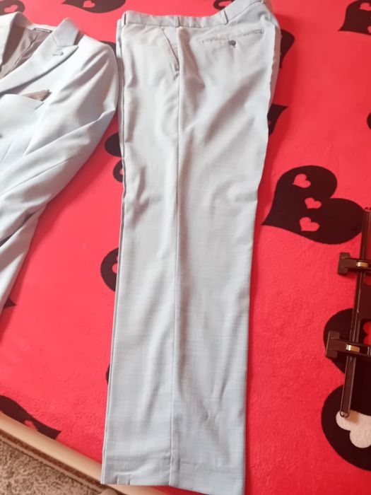 Vând urgent, costum barbati  cu aticheta