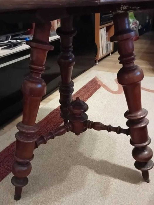Vând masa octogonală, din lemn masiv, antic