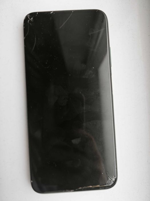 Huawei P40 Lite – ecran spart, telefon funcțional