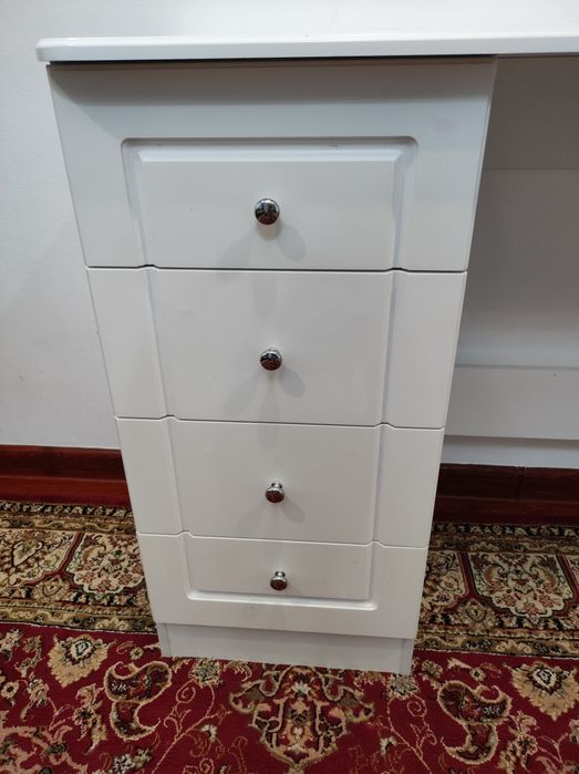 Стол с выдвижными ящиками