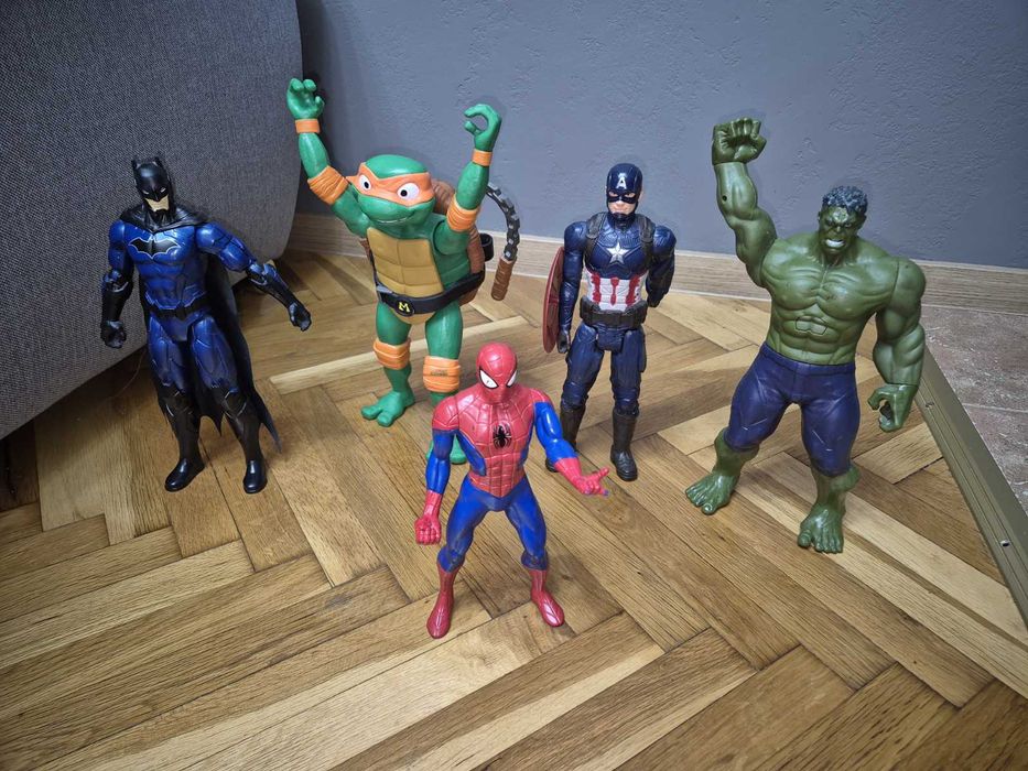 Екшън фигурки на герои.