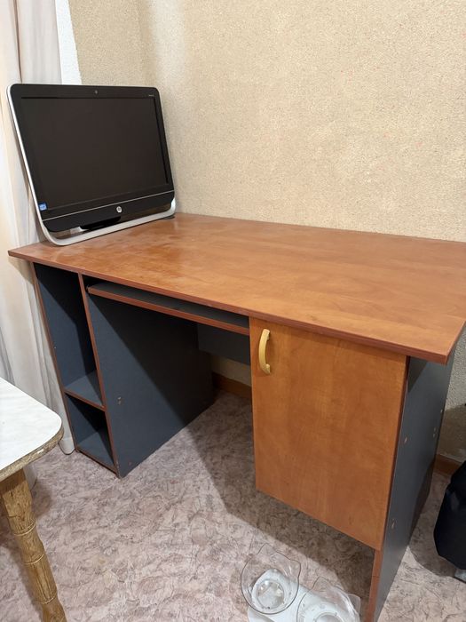 Стол письменный .