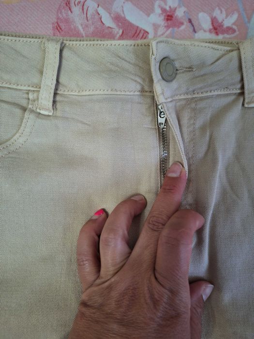 Чисто нова еластична бежова пола