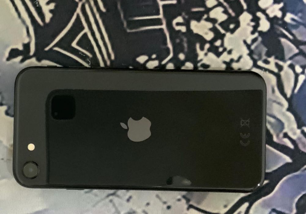 Iphone se 2020 // 64 // коробка // 75% акб