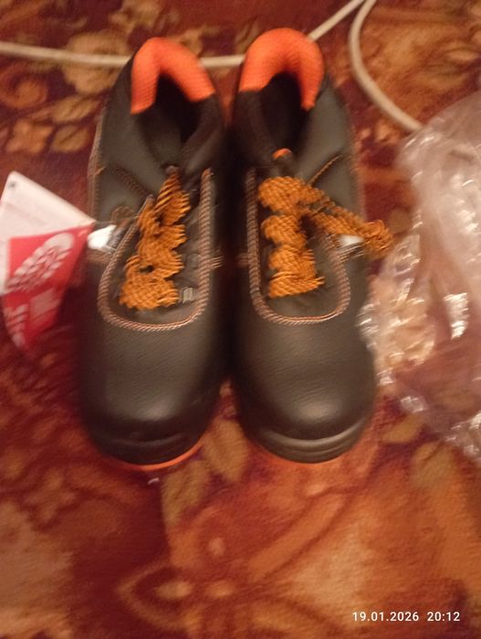 Продам спец обувь