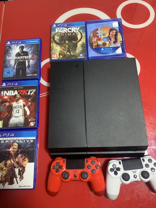 Vand Playstation 4 1 tb  2 manete si 5 jocuri