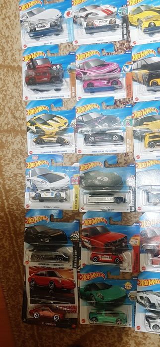 Vând 40 machete Hotwheels impecabile