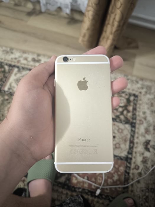 Se vând trei telefoane pentru piese