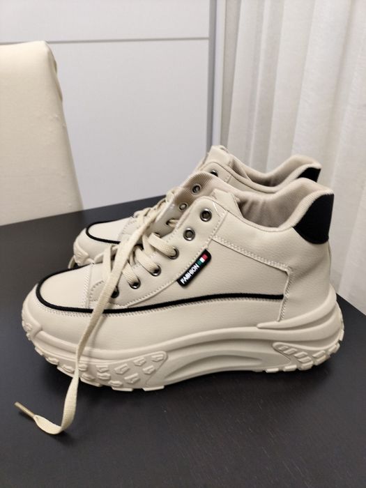 Ghete de culoare bej