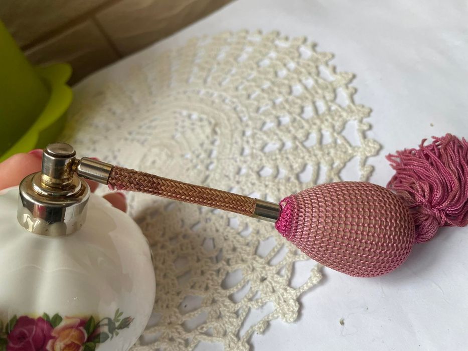 ROYAL ALBERT красиво порц.шише за парфюм от Англия