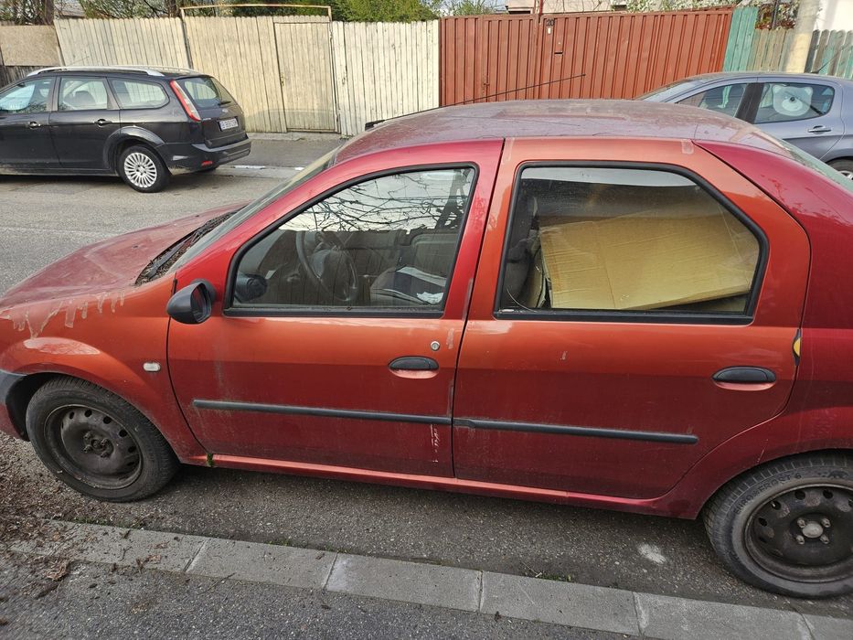 Vând mașina pentru piese