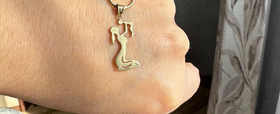 Кулон мать и ребёнок.